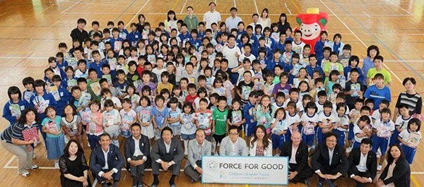 大船渡市立大船渡北小学校で児童たちと  大船渡市のPRキャラクター「おおふなトン」と一緒に