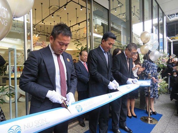 小林社長と会員代表によるテープカット